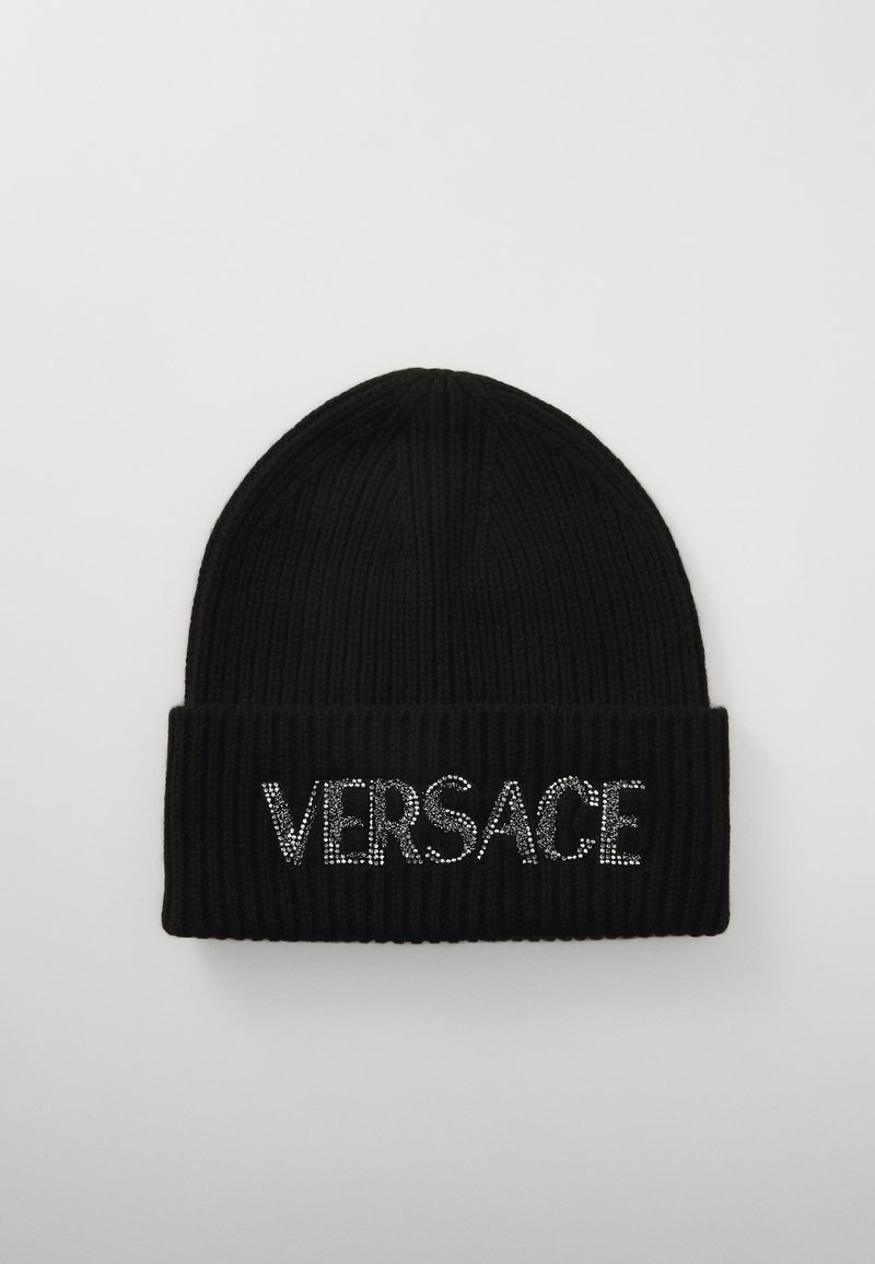 Beanie a coste nera con la scritta "VERSACE" in strass sul risvolto. Texture morbida con una vestibilità aderente. Materiale durevole per il calore.