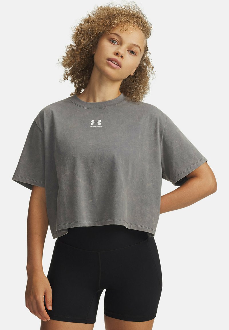 Šedé krátke tričko z mäkkého materiálu, s širokými rukávmi a okrúhlym výstrihom. Na hrudi je biele logo Under Armour.
