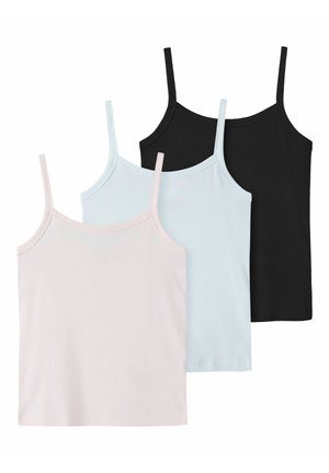Trois camisoles côtelées à fines bretelles en noir, bleu clair et rose pâle, disposées côte à côte sur un fond blanc.