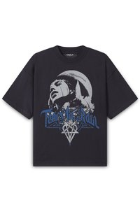 Camiseta de algodón negra con un estampado gráfico de la cara de una mujer con lágrimas azules, el texto "Tears In Rain" y acentos grises angulares. Corte relajado.