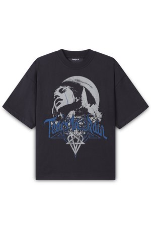 Zwarte katoen t-shirt met een grafische print van een vrouwen gezicht met blauwe tranen, tekst "Tears In Rain" en hoekige grijze accenten. Ontspannen pasvorm.