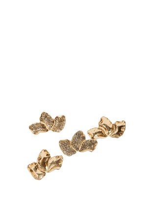 Vier goldene Ohrringe in Schmetterlingsform, zwei mit glatten Oberflächen und zwei mit kleinen klaren Kristallen besetzt, vor weißem Hintergrund.