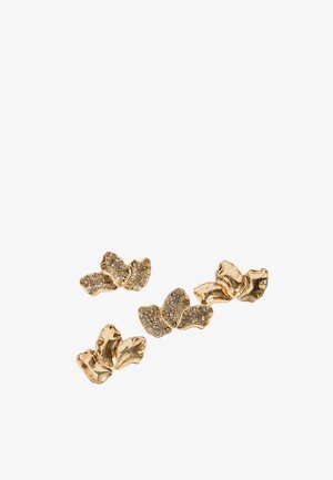 Vier goldene Ohrringe in Schmetterlingsform, zwei mit glatten Oberflächen und zwei mit kleinen klaren Kristallen besetzt, vor weißem Hintergrund.