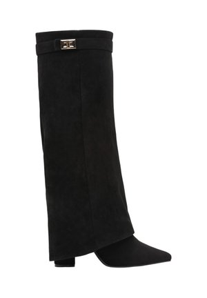 Botte noire en suède montant jusqu'au genou avec bout pointu, talon bloc et bride décorative avec boucle argentée près du haut.