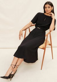 Friends Like These TULIP SLEEVE BELTED   MIDI   - REGULAR FIT - Denní šaty - black
