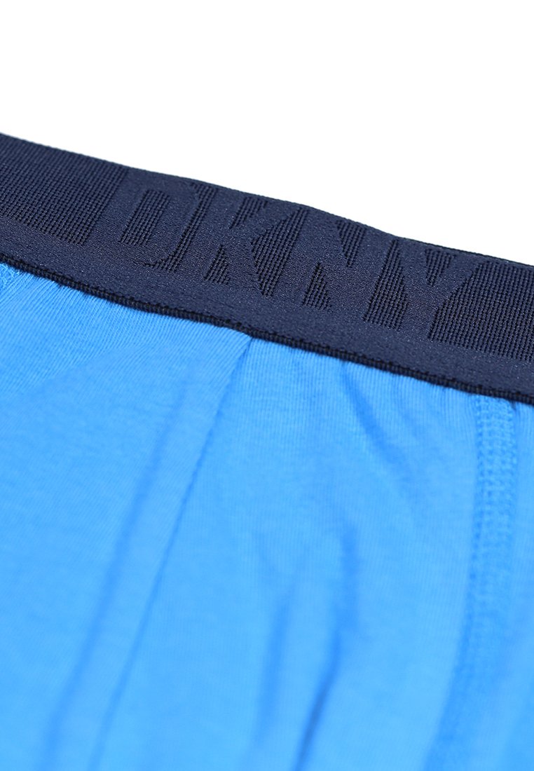 Niebieskie męskie majtki z granatowym elastycznym paskiem wytłaczanym z logotypem. Materiał jest gładki z delikatnymi detalami tekstury.