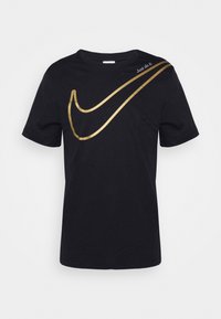 Černé krátkos sleeves tričko s velkým zlatým symbolem Nike a malým textem "Just do it." poblíž výstřihu na pravé straně.