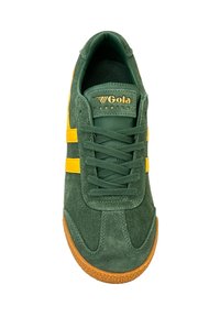 Sneaker verde in suede con strisce gialle e logo dorato. Presenta una suola in gomma testurizzata e lacci piatti. Design atletico classico.
