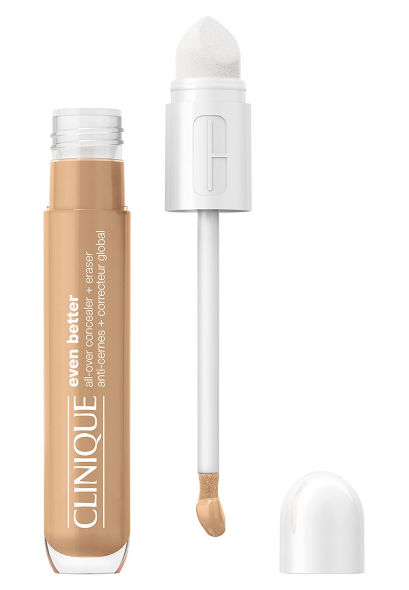 Clinique Even Better concealer i en genomskinlig tub med gyllenbrun produkt och en vit applikator med en spetsig svamp.