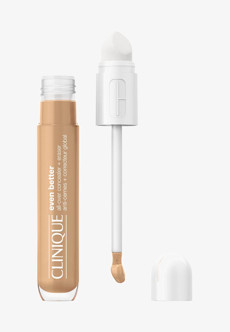 Clinique Even Better concealer in een doorschijnende tube met goudbruine inhoud en een witte applicator met een puntige sponspunt.