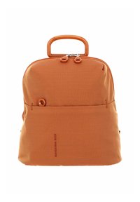 Sac à dos orange avec un tissu texturé, forme arrondie, poignée supérieure, fermetures à double zip et un discret logo sur le devant.