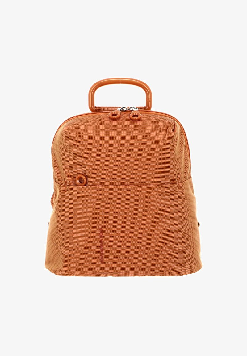 Sac à dos orange avec un tissu texturé, forme arrondie, poignée supérieure, fermetures à double zip et un discret logo sur le devant.