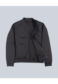 Schwarze Bomberjacke mit ribbeltem Kragen, elastischen Bündchen, Fronttaschen und vollem Reißverschluss, aus leichtem Stoff. Flach liegende Präsentation.