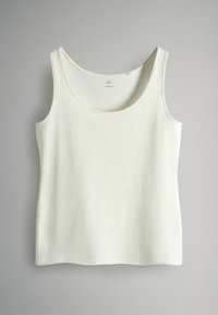 Biała bawełniana koszulka na ramiączkach z okrągłym dekoltem i szerokimi ramiączkami. Gładka faktura, regularny krój, bez widocznych wzorów i dodatków.