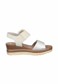 Sandales blanches et argent métallisé avec un talon compensé, présentant de larges sangles, une semelle intérieure rembourrée et une semelle extérieure texturée pour une meilleure adhérence.