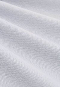 Witte stof met een gestructureerd oppervlak, voorzien van een subtiele glans en een fijn weefpatroon. Zacht en glad met een lichte glans.