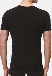 Schwarzes T-Shirt mit kurzen Ärmeln, aus glattem Stoff gefertigt. Verfügt über einen Rundhalsausschnitt und eine normale Passform, ohne sichtbare Muster oder Akzente.
