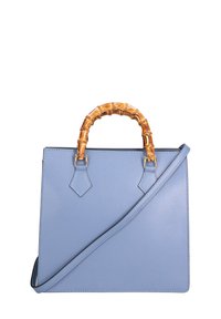 Borsa a mano in ecopelle blu con finitura testurizzata, manico in bambù e tracolla staccabile. Presenta un design angolare e accessori in metallo.