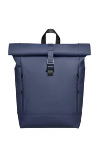 Jūras zila rullīšu mugursoma, izgatavota no gluda ūdensizturīga materiāla. Aprīkota ar sprādzi un sānu rāvējslēdzēja kabatu. Logo redzams apakšā.