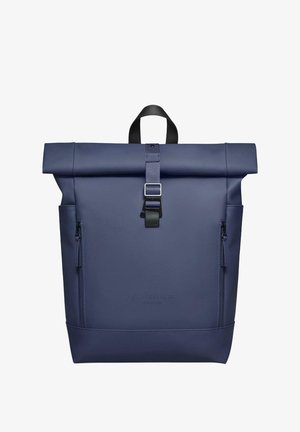 Granatowy plecak typu roll-top wykonany z gładkiego, wodoodpornego materiału. Posiada zapięcie na klamrę i boczną kieszeń na zamek. Logo umieszczone na dole.