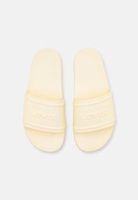 Gelbe Rutschsandalen aus glattem Kunststoff mit zwei breiten Riemen. Mit eingeprägtem "Levi's"-Logo auf dem Querriemen und einer flachen Sohle.