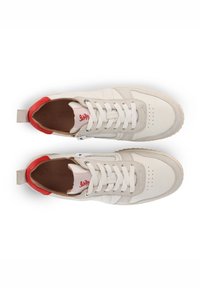 Weiße Ledersneaker mit grauen Akzenten, roten Fersendetails und weißen Schnürsenkeln. Verfügt über Perforationen an der Zehenpartie und eine strukturierte Gummisohle.