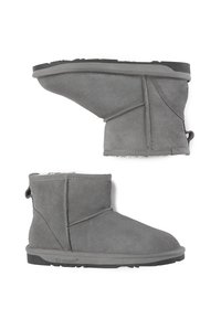 Graue Wildleder-Stiefeletten mit strukturierter Oberfläche, Seitennaht, flacher Gummisohle und Ziehhilfe an der Rückseite für einfaches An- und Ausziehen.