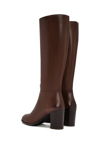 Stivali alti in pelle marrone, con punta arrotondata, tacco a blocco, texture liscia e design minimale. Dettaglio a coste orizzontali sul tacco.