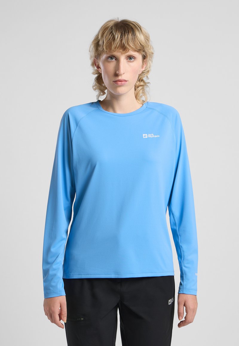 Lichtblauw langemouwen shirt van gladde stof. Voorzien van een ronde halslijn en een subtiele logo op de linkerborst. Eenvoudig, atletisch ontwerp.
