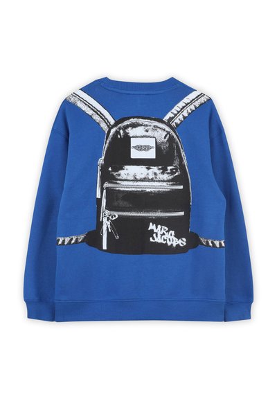 Felpa blu con una grande grafica di uno zaino nero con zip e cinghie, e il testo bianco che recita "MARC JACOBS."