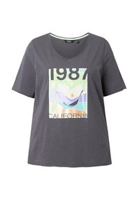 Šedé tričko s krátkým rukávem a V výstřihem, zdobené barevným grafickým potiskem se texty "1987" a "CALIFORNIA". Měkká, hladká látka.