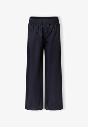 Sötétkék, könnyű, bő szárú nadrág, rugalmas derékkal és minimalista dizájnnal. Simább, vízálló anyagból készült.