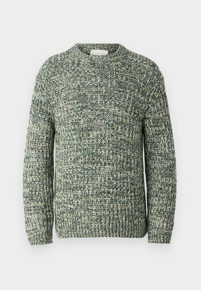 Pull en tricot avec un design texturé dans des teintes vert foncé et vert clair, avec un col rond et des manches longues.