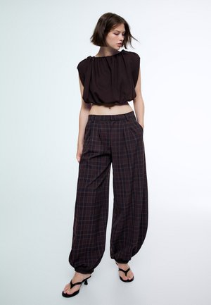 Bershka, TROUSERS - Nadrágok - royal blue