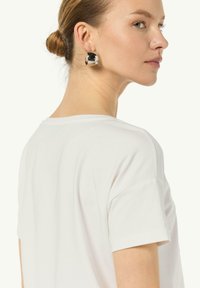 comma AUS IM BOXY CUT - T-Shirt print - weiß