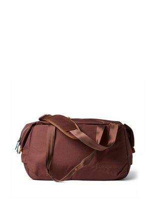 Bolsa de deporte rectangular marrón con correa de hombro acolchada, múltiples compartimentos con cremallera y textura de tela lisa sobre fondo blanco.