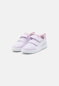 Baskets violettes avec accents blancs, dotées d'un dessus en synthétique lisse, de deux bandes Velcro et d'une semelle en caoutchouc texturé.