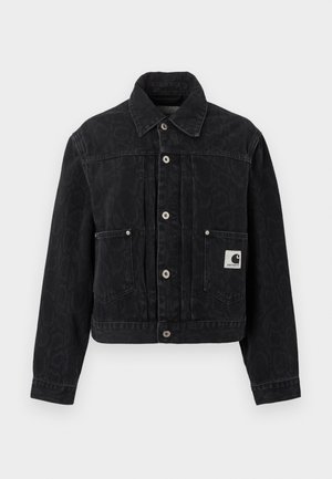 Μαύρο κοντό τζιν μπουφάν με διακριτικό λεοπάρ μοτίβο, ασημένια κουμπιά, δύο μπροστινές τσέπες και ένα μικρό λευκό λογότυπο στο δεξί τσεπάκι.