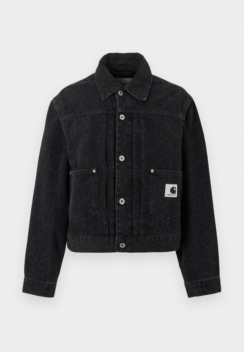 Giacca corta in denim nero con delicata stampa leopardata, bottoni argentati, due tasche frontali e una piccola toppa con logo bianco sulla tasca destra.