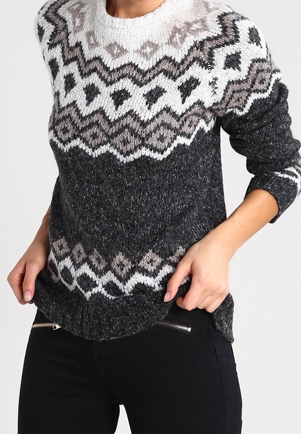 Maglione lavorato a maglia nero con un motivo testurizzato di zigzag bianchi e grigio chiaro sul collo e sull'orlo, caratterizzato da una vestibilità rilassata.
