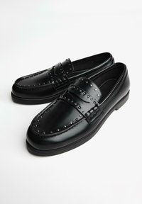 Bershka STUDDED-LOAFERS - Belebújós cipők - black