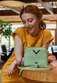 VUCH FOSSY MINI - Taška s příčným popruhem - mint