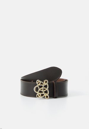 Ceinture en cuir brun foncé enroulée avec une boucle en or à motif complexe sur fond blanc.