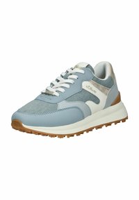 Sneaker azzurro chiaro con tomaia in pelle e tessuto, dettagli bianchi, design testurizzato e suola in gomma naturale. Branding sottile sul lato.