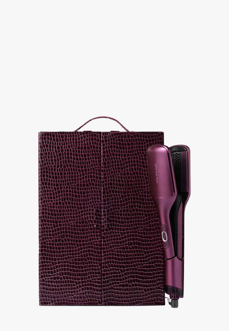 Étui violet avec un motif crocodile et une poignée, contenant un lisseur à cheveux assorti, avec une finition brillante et des accents noirs.