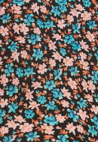 Czarna tkanina z gęstym wzorem kwiatowym, zdobionym jasnoróżowymi, turkusowymi i pomarańczowymi kwiatami. Miękka tekstura z drobnymi detalami liści.