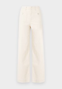 Pantalones de pierna ancha de talle alto en color crema con bolsillos frontales tipo parche, botones plateados redondos, trabillas para cinturón y detalles de costura delantera.