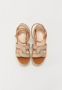 Sandale cu toc wedge de culoare bej, cu un design al curelei din material țesut, branț din piele netedă și talpă din jută în stil espadrile. Include închidere cu cataramă.