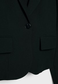 Blazer noir avec un seul bouton, deux poches avant et une finition texturée lisse. Coupe ajustée avec un ourlet incurvé.