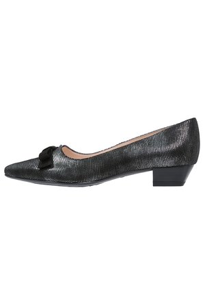 Chaussure pour femme noire texturée à petit talon, à bout pointu, avec un nœud en velours sur le dessus, vue de profil sur fond blanc.